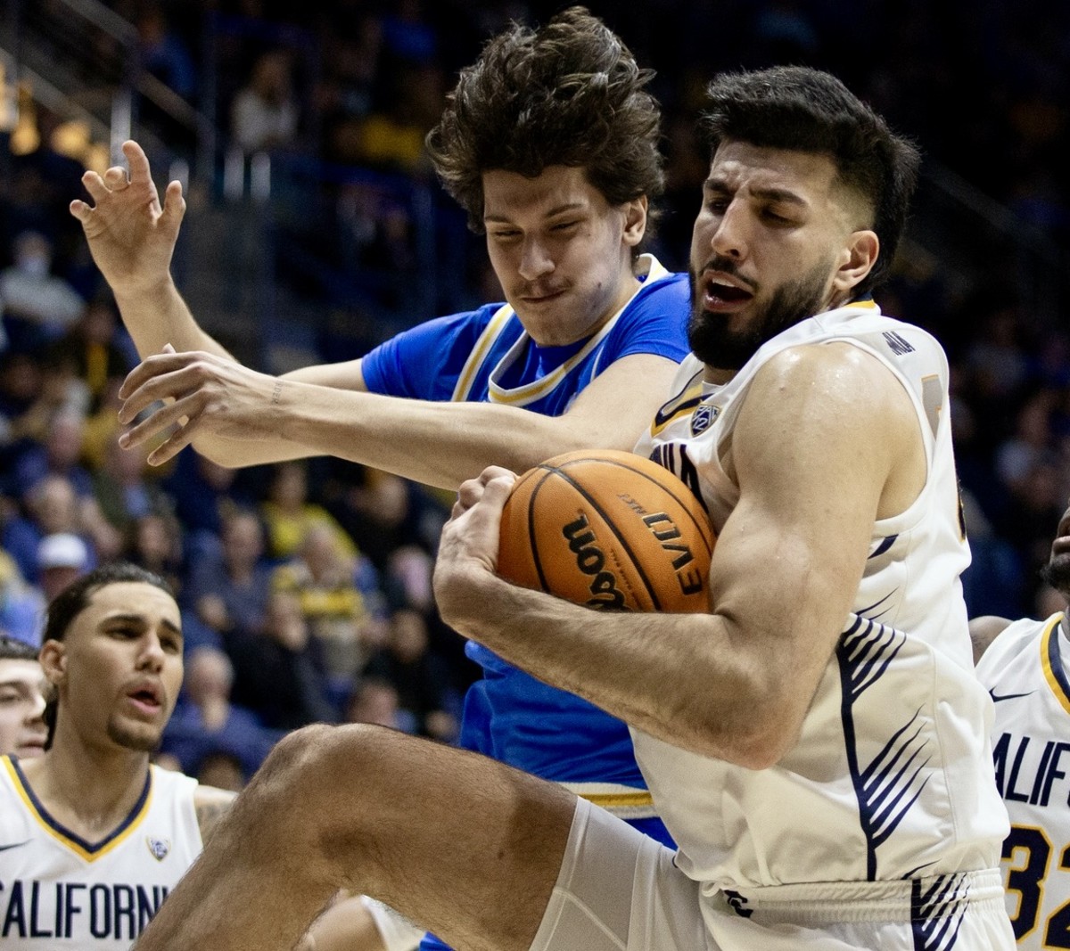 Fardaws Aimaq grabs a rebound
